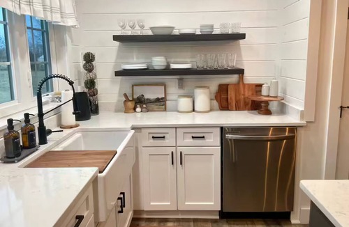 Elizabethtown House | Hearth & Heartland Farmhouse-3 private acres Family Friendly