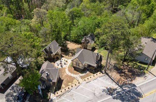 Eureka Springs Historic District Cottage | Hearthstone Hideaway at Tudor Suites