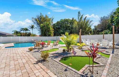 West Palm Beach House | Heated Pool+Golf+Firepit+Turf Sports+Game Room+Bar