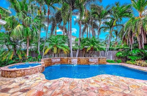 Coral Ridge House | Heated Pool & Hot Tub! Pool Table+Close To Beach!