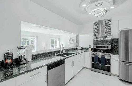 Fort Lauderdale House | Heated pool,Spacious modern 3-bed/2 bath ,/5 mile to the beach.Water canal view