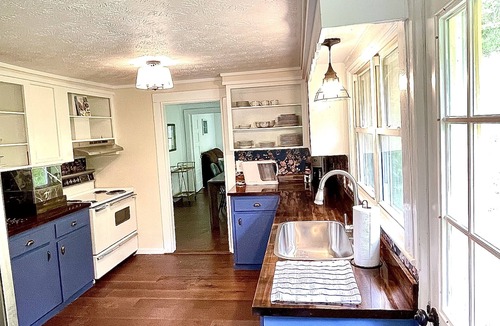 Burnsville House | Heavenly Lane Farm Home - Pet Friendly - Mountain View’s - Fresh Remodel