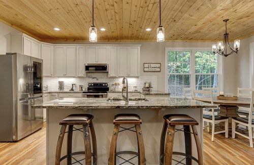 Helen Cabin | Heavenly Pines| Rustic Getaway w/Hot Tub