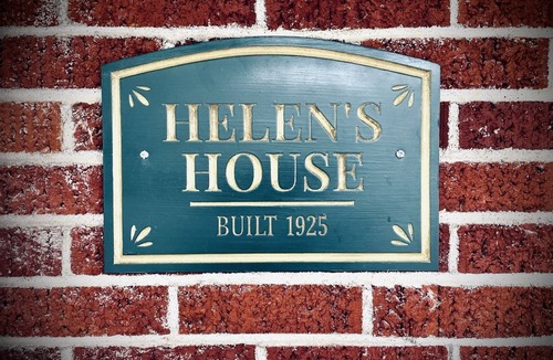 Hermann House | Helen's House-3 bed, 2 bath bungalow 3 blocks from Main Street!