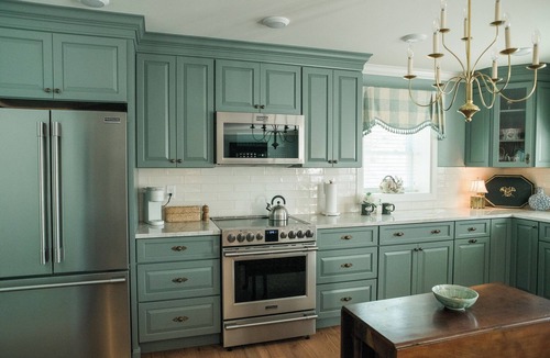 Millersburg House | Helena's Cottage: Romantic, Cozy Getaway with Lavish King Bed, Gas Fireplace