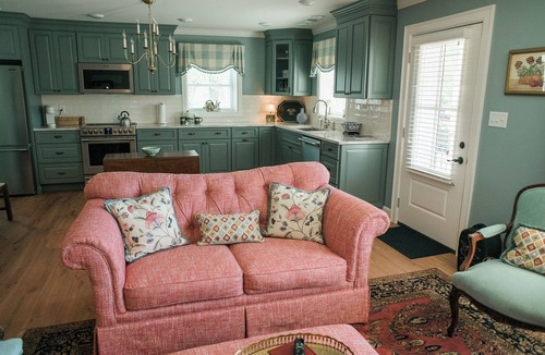 Millersburg House | Helena's Cottage: Romantic, Cozy Getaway with Lavish King Bed, Gas Fireplace