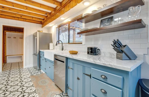 Henderson Cottage | Henderson Cabin w/Deck & Scenic Lake Views!