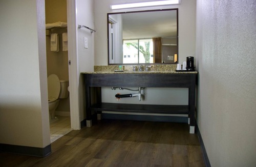 Baton Rouge Hotel | Heritage Inn & Suites by Capital O Baton Rouge I 10