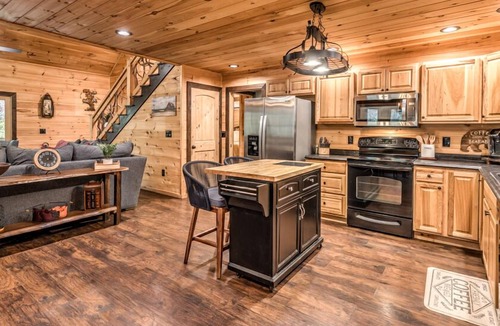 Williamstown House | Hibernation Station - Pet Friendly | Hot Tub | Fire Pit | Pool Table & Arcade Games