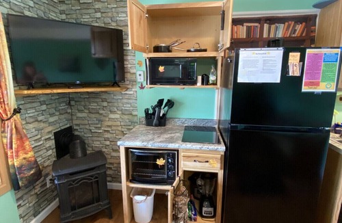 Lapeer Apartment | Hidden Charm Suites - Grateful Suite Lake Retreat