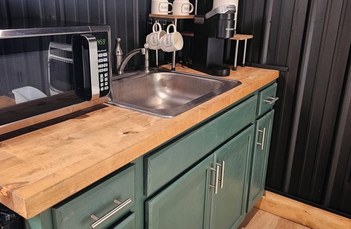 Dingess Apartment | Hidden Jewell Studio Suite #2 - 2BD/1BA Kitchenette & Washer/Dryer on Outlaws