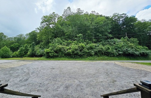 Dingess Apartment | Hidden Jewell Studio Suite #2 - 2BD/1BA Kitchenette & Washer/Dryer on Outlaws