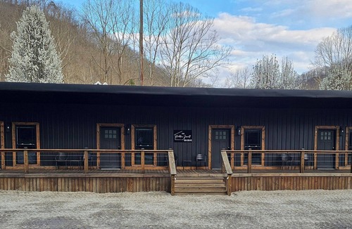 Dingess Apartment | Hidden Jewell Studio Suite #4 - 2BD/1BA Kitchenette & Washer/Dryer on Outlaws