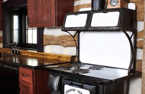 Treloar Cabin | Hidden Lake Log Cabin sleeps 18 - fire pit, double kitchens, outdoor seating