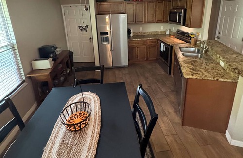 Weeki Wachee Gardens House | Hidden Spring Run Elevated Views 2 Kings 75" Smart TV kayaks Game Rm