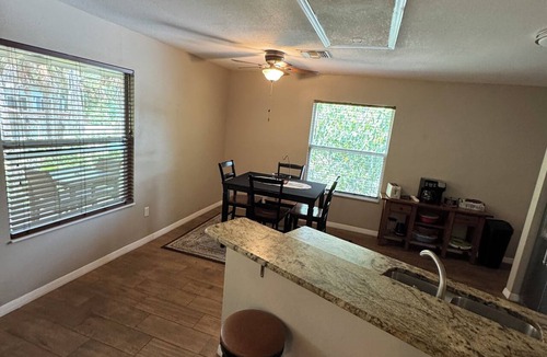 Weeki Wachee Gardens House | Hidden Spring Run Elevated Views 2 Kings 75" Smart TV kayaks Game Rm