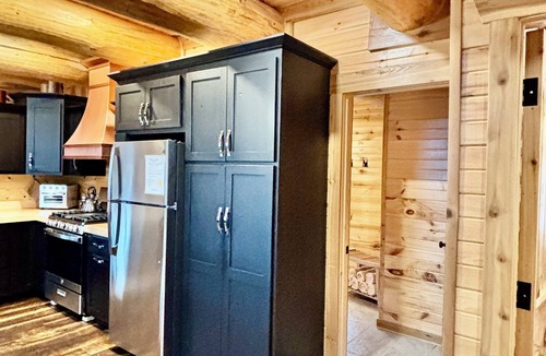 Fremont Cabin | Hidden Timber Lodge in beautiful Fremont; private with cozy charm