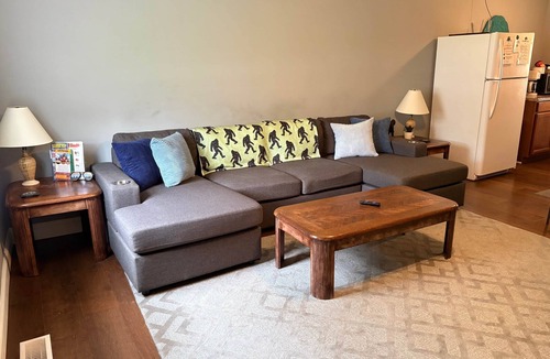 Stanton House | Hide & Seek Lodge I Cozy 2BR I 15m to RRG I Wi-Fi