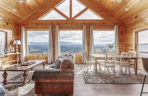 Sevierville House | High Expectations: Mountain View, Game Room, Hot Tub