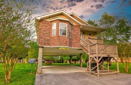 Pigeon Forge Ski Chalet | High N' Dry Pigeon Forge Cottage River Walk 1 Mi to Pkwy