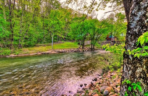 Pigeon Forge Ski Chalet | High N' Dry Pigeon Forge Cottage River Walk 1 Mi to Pkwy