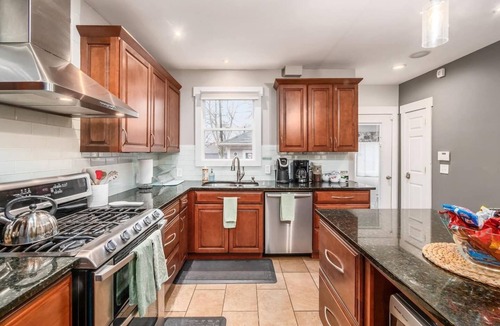 Italian Village House | High St .2mi | King Suite 3 Queens Chef Kitchen & Parking