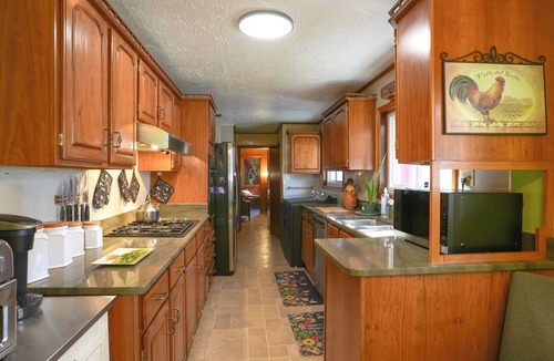 Wardensville House | Hike & Ski: Scenic Group Retreat in Wardensville