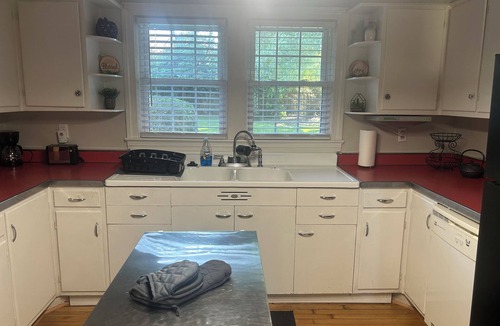 Paris House | Hill Crest Cottage in Horse Capital of KY! Sleeps 6