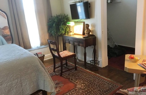 Hillsdale House | Hillsdale Victorian Studio w kitchenette Wifi TV , Queen Bed and Twin Bed