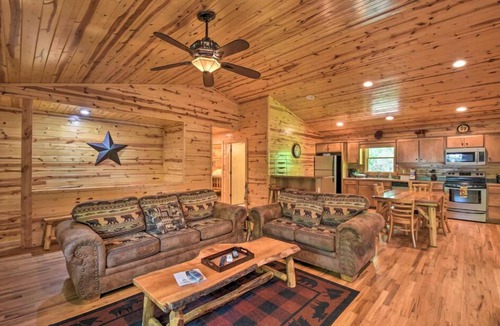 Helen Cabin | Hillside 2/2! Perfect 4 your Vacation near Helen!