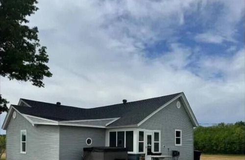 Pellville House | Hilltop Country Home with Hot Tub 2049