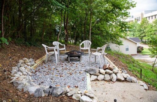 London Apartment | Hilltop Hideaway - 3BDR in Downtown London, KY