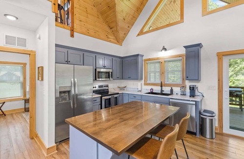 Rogers Cabin | Hilltop Hideaway-NaturalBridge2m/Modern/HotTub/New