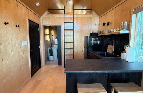Lobelville Cabin | Hilltop Retreat with Wood Fire Hot Tub & Stargazing