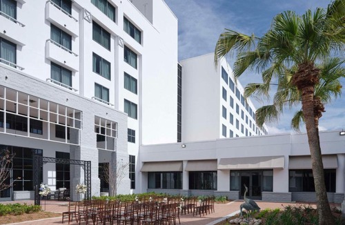 Kenner - Louis Armstrong International Airport Hotel | Hilton New Orleans Airport
