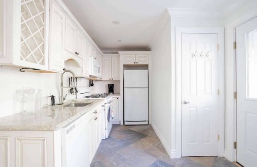 Licking Riverside Apartment | Historic Apt w/Jet Tub & EV Charger, Walk to Downtown