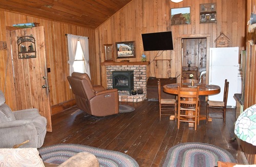 Bryson City Cabin | Historic Cabin in Bryson City with modern amenities. Close to train and GSMNP.