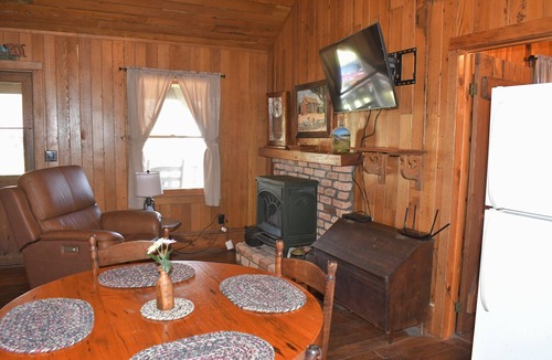 Bryson City Cabin | Historic Cabin in Bryson City with modern amenities. Close to train and GSMNP.