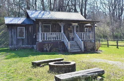 Bryson City Cabin | Historic Cabin in Bryson City with modern amenities. Close to train and GSMNP.