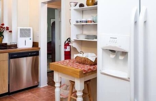 Harleston Village Apartment | Historic Charleston Gem