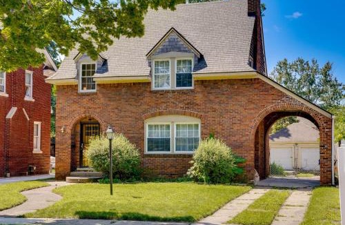 Jefferson Chalmers House | Historic Detroit Bungalow: Pet & Family Friendly