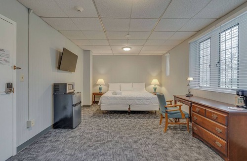 Music Row Hotel | Historic Dorm Room in Music Row!