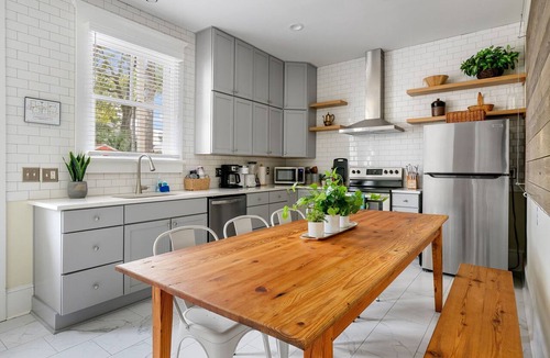 Cannonborough Elliotborough Apartment | Historic Downtown Family Friendly Spacious Home
