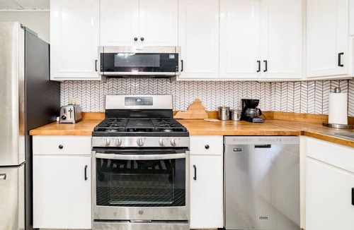 Diamond Hill Apartment | Historic Downtown Lynchburg Apartment, Walk To Shops and Dining