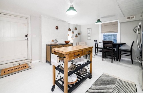 Diamond Hill Apartment | Historic Downtown Lynchburg Apartment, Walk To Shops and Dining