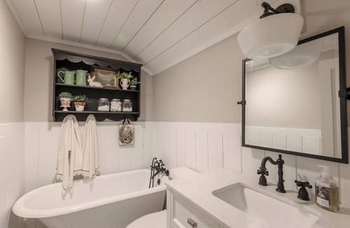Bois D Arc House | Historic Farmhouse -Modern Amenities -1800’s Charm