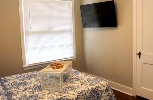 Fondren House | Historic Fondren 4 bedroom Quaint Cottage
