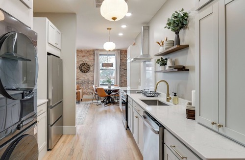Lawrenceburg Condo | Historic Lawrenceburg Loft: Balcony + Square Views
