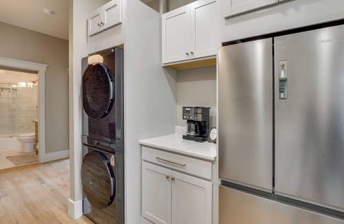 Lawrenceburg Condo | Historic Lawrenceburg Loft: Balcony + Square Views