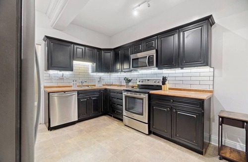 West Central Apartment | Historic Mansion Apartment | 2BR with Updated Amenities